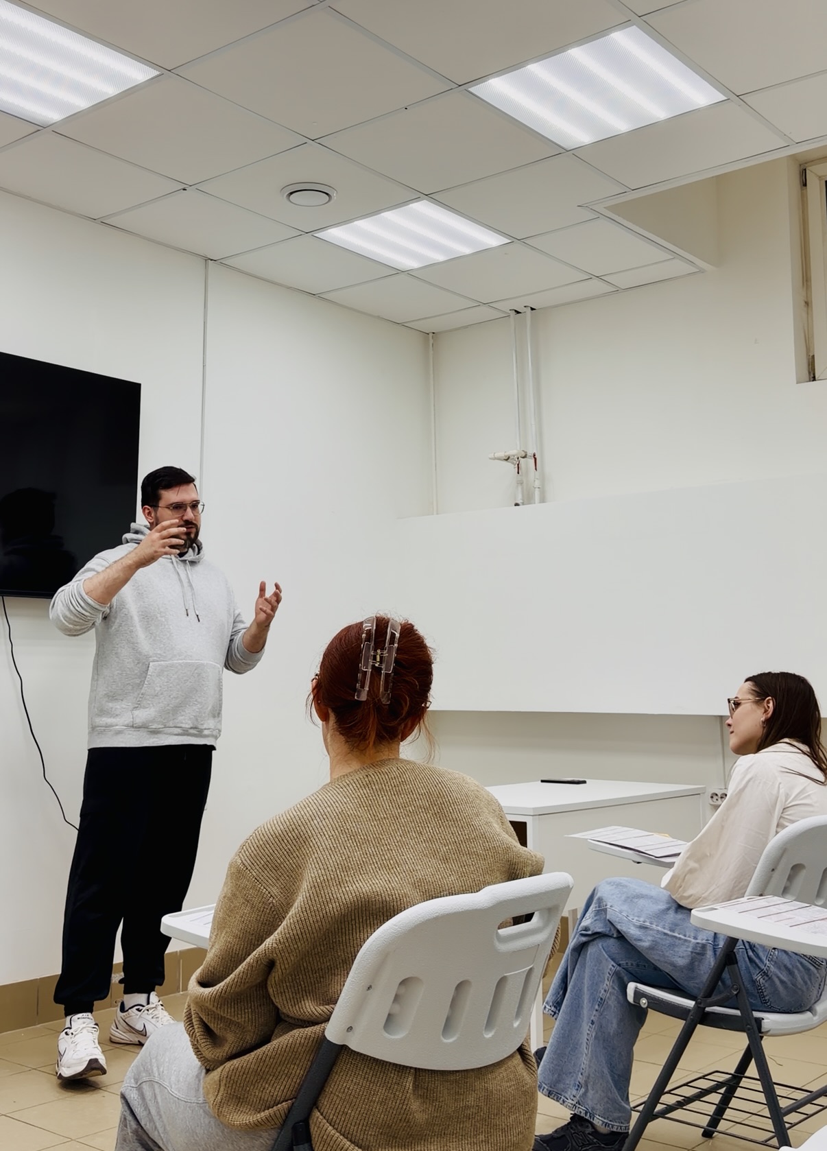 Иван Бойченко с учениками в кабинете